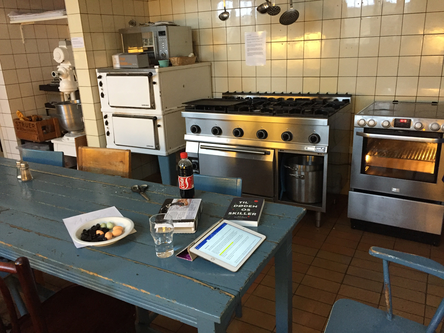 Mine ting er spredt ud over det blå bord i køkkenet på Hald Hovedgaard
